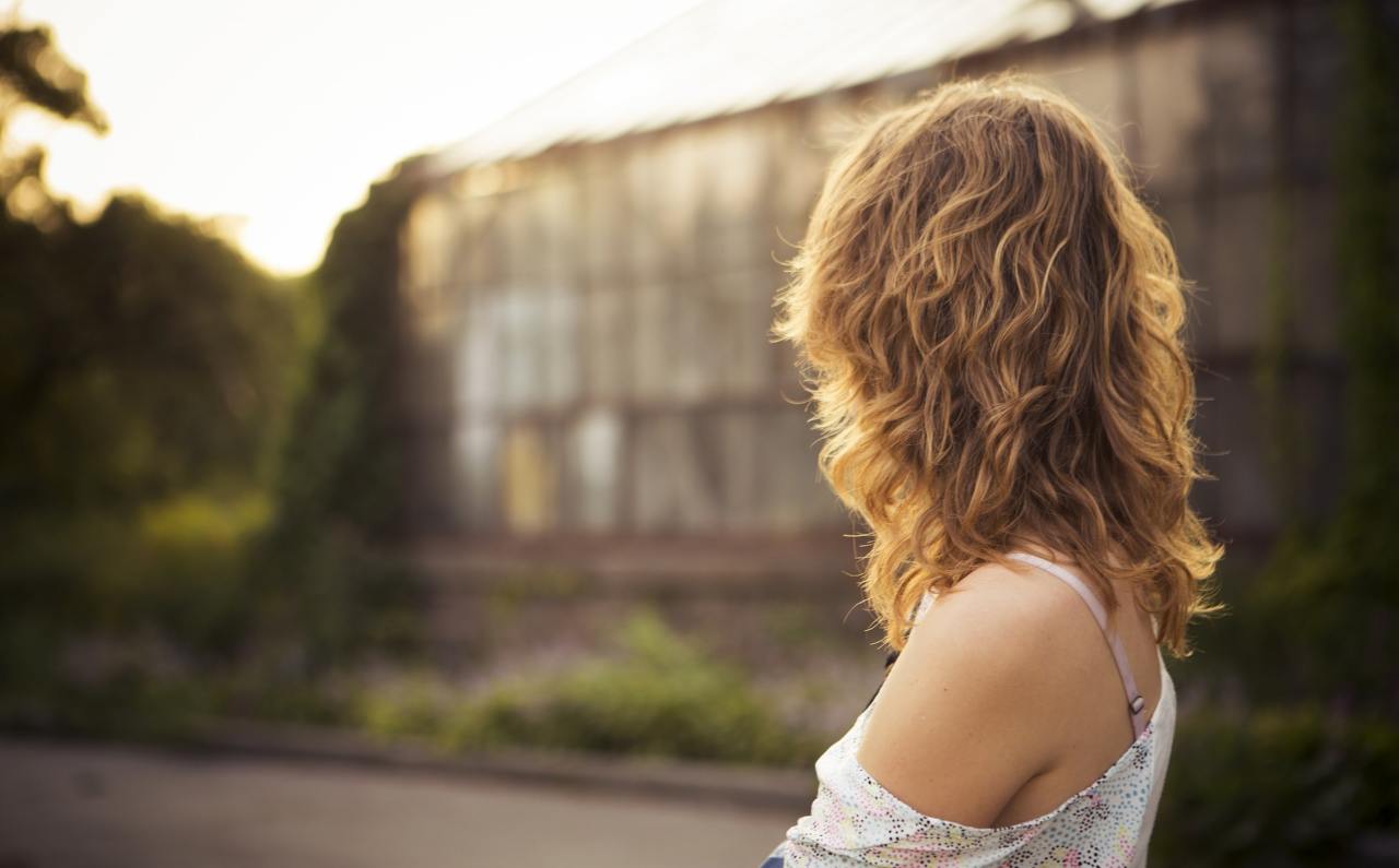 capelli crespi annodati