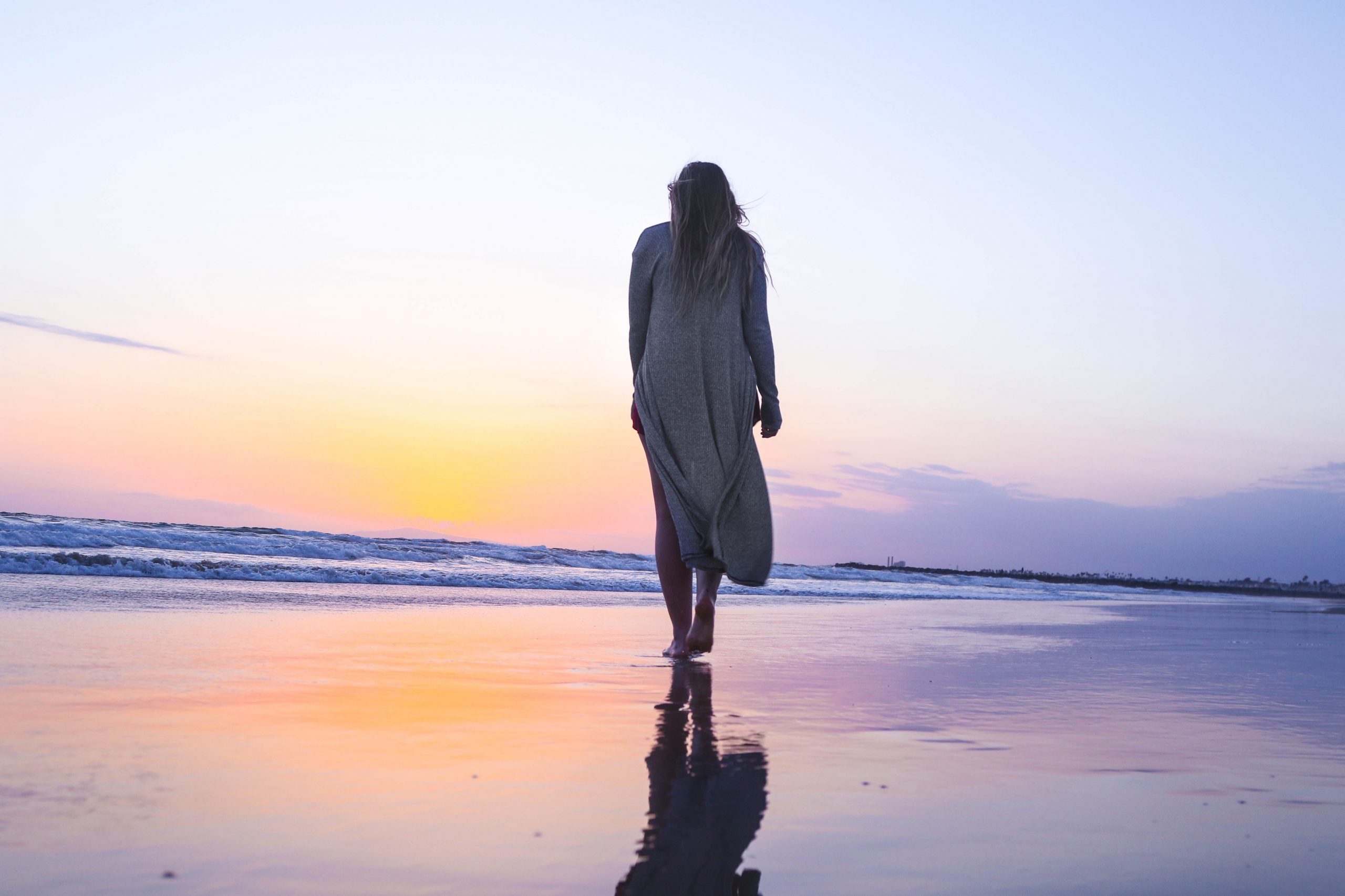 donna sulla spiaggia